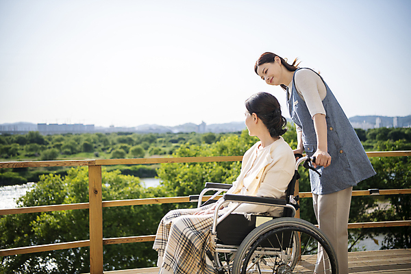 포토 JPG 주간 응시 여자 노년 할머니 서기 미소 앉기 상반신 성인 야외 두명 옆모습 30대 실버라이프 한국인 환자 잡기 밀기 60대 간호 휠체어 요양 노인요양 요양보호사 여자만 국내포토 자연요소 직업 라이프스타일 시선 뷰포인트 의학 모션 표정 사람 동양인 장년 파일형식