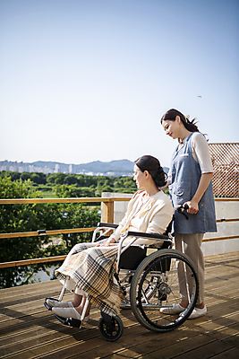 포토 JPG 주간 전신 응시 여자 노년 할머니 서기 미소 앉기 성인 야외 두명 옆모습 30대 실버라이프 한국인 환자 잡기 밀기 60대 간호 휠체어 요양 노인요양 요양보호사 여자만 국내포토 자연요소 직업 라이프스타일 시선 뷰포인트 의학 모션 표정 사람 동양인 장년 파일형식
