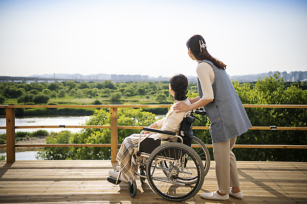 포토 JPG 주간 전신 응시 여자 노년 할머니 서기 앉기 성인 야외 두명 옆모습 30대 실버라이프 한국인 환자 60대 간호 휠체어 요양 노인요양 요양보호사 여자만 어깨에손 국내포토 자연요소 직업 라이프스타일 시선 뷰포인트 의학 모션 사람 동양인 장년 파일형식