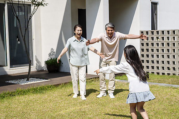 포토 JPG 주간 전신 여자 할아버지 노년 남자 행복 할머니 어린이 가족 팔벌리기 손녀 서기 미소 웃음 소녀 상반신 야외 앞모습 뒷모습 10대 세명 달리기 화목 한국인 가족라이프 60대 환영 반가움 조부모 국내포토 자연요소 라이프스타일 감정 뷰포인트 컨셉 관계 모션 청소년 표정 사람 동양인 성인 손주 파일형식