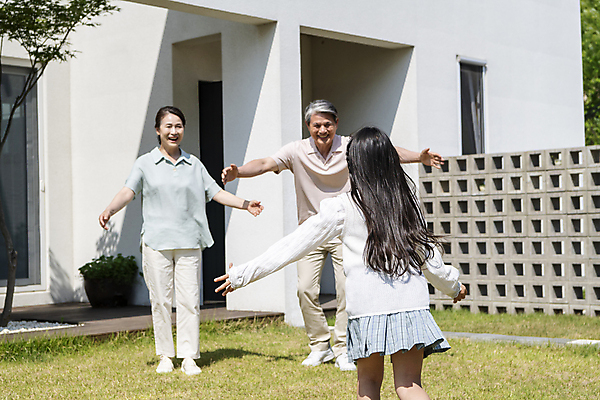 포토 JPG 주간 전신 여자 할아버지 노년 남자 행복 할머니 어린이 가족 팔벌리기 손녀 서기 미소 웃음 소녀 상반신 야외 앞모습 뒷모습 10대 세명 달리기 화목 한국인 가족라이프 60대 환영 반가움 조부모 국내포토 자연요소 라이프스타일 감정 뷰포인트 컨셉 관계 모션 청소년 표정 사람 동양인 성인 손주 파일형식