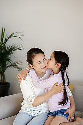 포토 JPG 여자 노년 행복 할머니 어린이 가족 포옹 손녀 키스 실내 미소 앉기 소녀 상반신 두명 앞모습 옆모습 10대 화목 한국인 가족라이프 60대 애교 여자만 국내포토 라이프스타일 감정 뷰포인트 컨셉 관계 안기 모션 청소년 표정 사람 동양인 성인 내부 손주 애정표현 파일형식