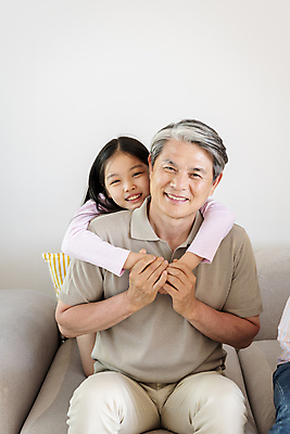 포토 JPG 응시 여자 할아버지 노년 남자 행복 어린이 가족 포옹 손녀 실내 미소 앉기 소녀 상반신 두명 앞모습 10대 손잡기 화목 한국인 가족라이프 60대 백허그 애교 국내포토 라이프스타일 시선 감정 뷰포인트 컨셉 관계 안기 모션 청소년 표정 사람 동양인 성인 내부 손주 파일형식