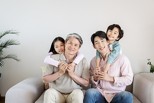 포토 JPG 응시 여자 할아버지 노년 남자 딸 행복 아들 어린이 가족 포옹 손자 손녀 함께함 실내 미소 앉기 소녀 소년 여러명 상반신 성인 앞모습 10대 30대 손잡기 화목 한국인 가족라이프 아빠 60대 백허그 애교 국내포토 라이프스타일 시선 감정 뷰포인트 다수 컨셉 관계 안기 모션 청소년 표정 사람 동양인 내부 장년 손주 파일형식