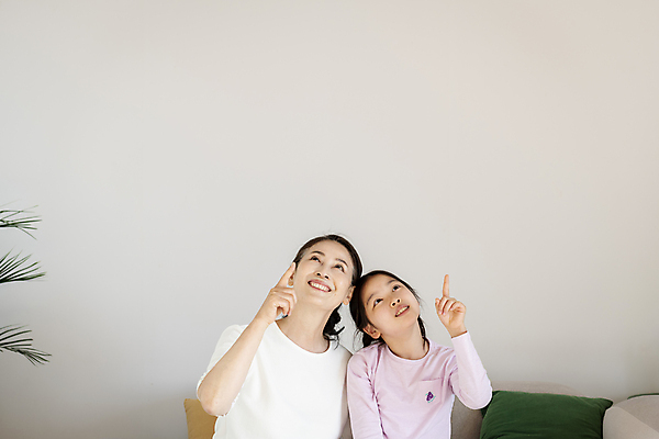 포토 JPG 응시 여자 노년 행복 할머니 어린이 가족 손녀 실내 미소 소녀 상반신 두명 앞모습 10대 화목 한국인 올려보기 가리킴 가족라이프 60대 여자만 국내포토 라이프스타일 시선 감정 뷰포인트 컨셉 관계 모션 청소년 표정 사람 동양인 손짓 성인 내부 손주 파일형식