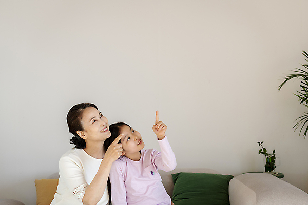 포토 JPG 응시 여자 노년 행복 할머니 어린이 가족 손녀 실내 미소 소녀 상반신 두명 앞모습 옆모습 10대 화목 한국인 올려보기 가리킴 가족라이프 60대 여자만 국내포토 라이프스타일 시선 감정 뷰포인트 컨셉 관계 모션 청소년 표정 사람 동양인 손짓 성인 내부 손주 파일형식