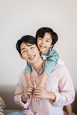 포토 JPG 남자 행복 아들 어린이 가족 포옹 실내 미소 웃음 소년 상반신 성인 두명 앞모습 10대 30대 손잡기 화목 한국인 가족라이프 아빠 백허그 애교 부자지간 남자만 국내포토 라이프스타일 감정 뷰포인트 컨셉 관계 안기 모션 청소년 표정 사람 동양인 내부 장년 파일형식