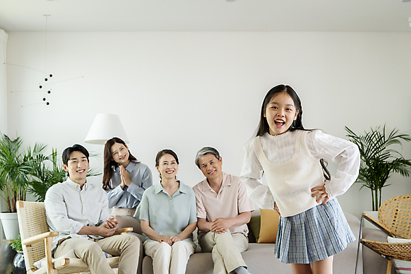 포토 JPG 응시 여자 할아버지 노년 남자 딸 행복 할머니 어린이 허리손 거실 가족 엄마 손녀 함께함 실내 서기 미소 앉기 소녀 여러명 상반신 성인 앞모습 10대 30대 귀여움 화목 한국인 다리꼬기 가족라이프 아빠 60대 박수 애교 재롱 흐뭇 국내포토 라이프스타일 시선 감정 뷰포인트 포즈 다수 컨셉 관계 모션 청소년 표정 사람 동양인 손짓 내부 장년 손주 파일형식