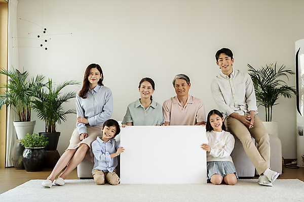 포토 JPG 전신 배너 응시 여자 할아버지 노년 남자 딸 행복 아들 할머니 어린이 거실 가족 엄마 손자 손녀 사각프레임 함께함 실내 미소 앉기 소녀 소년 여러명 상반신 성인 앞모습 10대 30대 화목 한국인 잡기 가족라이프 아빠 60대 무릎꿇기 국내포토 라이프스타일 시선 감정 뷰포인트 다수 컨셉 관계 모션 청소년 프레임 표정 사람 동양인 내부 장년 사각형 손주 파일형식