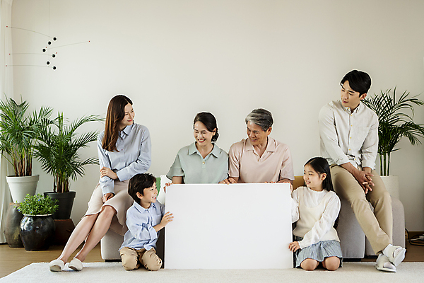 포토 JPG 전신 배너 응시 여자 할아버지 노년 남자 딸 행복 아들 할머니 어린이 거실 가족 엄마 손자 손녀 사각프레임 함께함 실내 미소 앉기 소녀 소년 여러명 상반신 성인 앞모습 10대 30대 화목 한국인 잡기 가족라이프 아빠 60대 무릎꿇기 국내포토 라이프스타일 시선 감정 뷰포인트 다수 컨셉 관계 모션 청소년 프레임 표정 사람 동양인 내부 장년 사각형 손주 파일형식