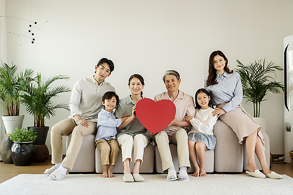 포토 JPG 전신 여자 할아버지 노년 남자 딸 행복 아들 할머니 어린이 거실 가족 엄마 손자 손녀 함께함 실내 미소 들기 앉기 소녀 소년 여러명 성인 앞모습 10대 30대 선물상자 화목 한국인 가족라이프 아빠 60대 하트상자 어깨에손 국내포토 라이프스타일 감정 뷰포인트 다수 컨셉 관계 모션 청소년 표정 선물 사람 동양인 내부 장년 상자 손주 파일형식
