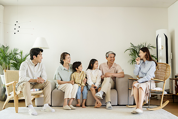 포토 JPG 전신 응시 여자 할아버지 노년 남자 딸 행복 아들 할머니 어린이 거실 가족 엄마 손자 손녀 함께함 실내 이야기 대화 미소 웃음 앉기 소녀 소년 여러명 성인 앞모습 옆모습 10대 30대 화목 한국인 다리꼬기 가족라이프 아빠 60대 소통 국내포토 라이프스타일 시선 감정 뷰포인트 다수 컨셉 관계 모션 청소년 표정 말하기 사람 동양인 내부 장년 손주 파일형식