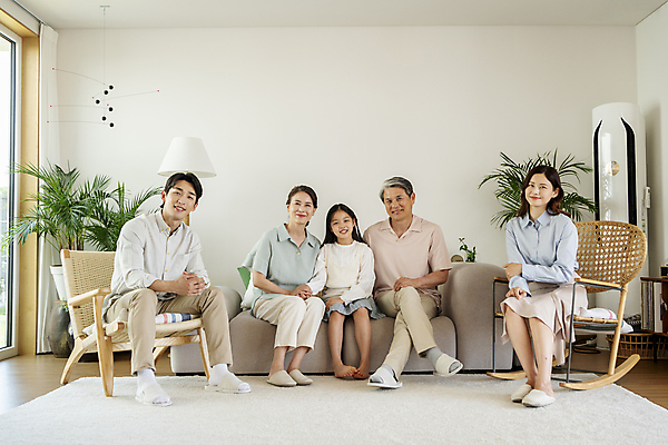 포토 JPG 전신 여자 할아버지 노년 남자 딸 행복 할머니 어린이 거실 가족 엄마 손녀 함께함 실내 미소 웃음 앉기 소녀 여러명 성인 앞모습 10대 30대 화목 한국인 다리꼬기 가족라이프 아빠 60대 국내포토 라이프스타일 감정 뷰포인트 다수 컨셉 관계 모션 청소년 표정 사람 동양인 내부 장년 손주 파일형식