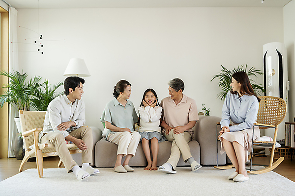포토 JPG 전신 응시 여자 할아버지 노년 남자 딸 행복 할머니 어린이 거실 가족 엄마 손녀 함께함 실내 미소 앉기 소녀 여러명 성인 앞모습 10대 30대 귀여움 화목 한국인 다리꼬기 가족라이프 아빠 60대 꽃받침 애교 재롱 흐뭇 국내포토 라이프스타일 시선 감정 뷰포인트 다수 컨셉 관계 모션 청소년 표정 사람 동양인 손짓 내부 장년 손주 파일형식