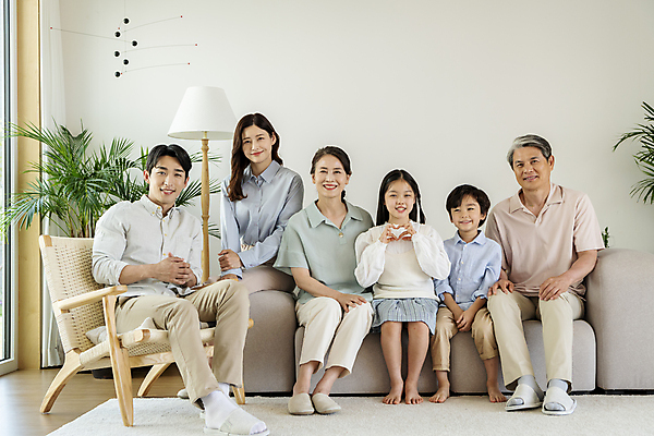포토 JPG 전신 응시 여자 할아버지 노년 남자 딸 행복 아들 할머니 어린이 거실 가족 엄마 손자 손녀 함께함 실내 미소 앉기 소녀 소년 여러명 성인 앞모습 10대 30대 화목 한국인 가족라이프 아빠 60대 손하트 국내포토 라이프스타일 시선 감정 뷰포인트 다수 컨셉 관계 모션 청소년 표정 사람 동양인 손짓 내부 장년 손주 파일형식