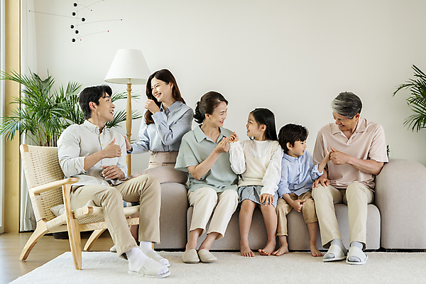 포토 JPG 전신 응시 여자 노년 남자 딸 행복 아들 할머니 어린이 거실 가족 엄마 손자 손녀 함께함 실내 미소 웃음 앉기 소녀 소년 여러명 성인 앞모습 옆모습 10대 30대 마주보기 화목 한국인 가족라이프 최고 아빠 60대 따봉 손하트 국내포토 라이프스타일 시선 감정 뷰포인트 다수 컨셉 관계 모션 청소년 표정 사람 동양인 손짓 내부 장년 손주 파일형식