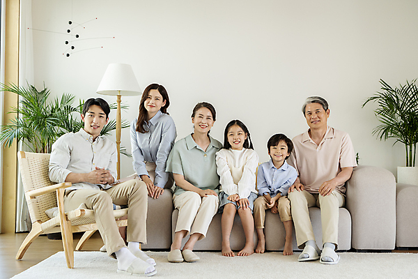 포토 JPG 전신 응시 여자 노년 남자 딸 행복 아들 할머니 어린이 거실 가족 엄마 손자 손녀 함께함 실내 미소 앉기 소녀 소년 여러명 성인 앞모습 10대 30대 화목 한국인 가족라이프 아빠 60대 국내포토 라이프스타일 시선 감정 뷰포인트 다수 컨셉 관계 모션 청소년 표정 사람 동양인 내부 장년 손주 파일형식