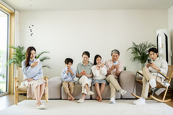 포토 JPG 전신 응시 여자 할아버지 노년 남자 딸 아들 할머니 어린이 거실 가족 엄마 손자 손녀 실내 미소 들기 앉기 소녀 소년 여러명 성인 앞모습 10대 30대 스마트폰 한국인 다리꼬기 가족라이프 아빠 60대 집중 스마트폰중독 단절 국내포토 라이프스타일 시선 뷰포인트 다수 컨셉 관계 모션 청소년 표정 사람 동양인 내부 장년 핸드폰 스마트기기 손주 중독 파일형식