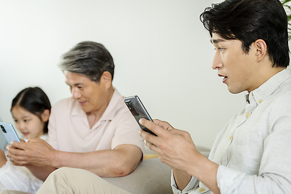 포토 JPG 응시 여자 할아버지 노년 남자 딸 어린이 가족 손녀 실내 미소 들기 소녀 상반신 성인 옆모습 10대 세명 30대 스마트폰 한국인 가족라이프 아빠 60대 집중 스마트폰중독 단절 국내포토 라이프스타일 시선 뷰포인트 컨셉 관계 모션 청소년 표정 사람 동양인 내부 장년 핸드폰 스마트기기 손주 중독 파일형식