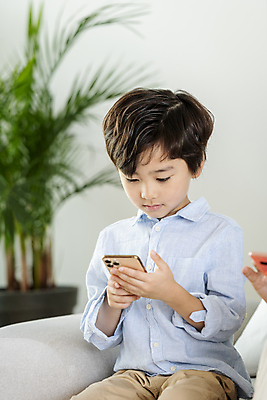 포토 JPG 응시 남자 어린이라이프 어린이 실내 한명 들기 앉기 소년 상반신 앞모습 아웃포커스 스마트폰 한국인 집중 스마트폰중독 소년한명만 국내포토 1 라이프스타일 시선 뷰포인트 컨셉 모션 촬영기법 사람 동양인 내부 핸드폰 스마트기기 중독 남자한명만 소년만 파일형식