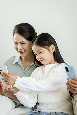 포토 JPG 여자 노년 행복 할머니 어린이 가족 손녀 함께함 실내 미소 웃음 들기 소녀 상반신 성인 두명 옆모습 10대 스마트폰 화목 한국인 가족라이프 60대 셀프카메라 여자만 국내포토 라이프스타일 감정 뷰포인트 컨셉 관계 모션 청소년 표정 사람 동양인 내부 핸드폰 스마트기기 사진촬영 손주 파일형식