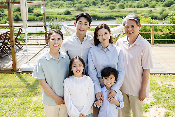 포토 JPG 주간 응시 여자 할아버지 노년 남자 딸 행복 아들 할머니 어린이 가족 엄마 손자 손녀 함께함 서기 미소 소녀 소년 여러명 상반신 성인 야외 앞모습 10대 30대 정원 손잡기 화목 한국인 가족라이프 아빠 60대 국내포토 자연요소 라이프스타일 시선 감정 뷰포인트 다수 컨셉 관계 모션 청소년 표정 사람 동양인 장년 손주 파일형식