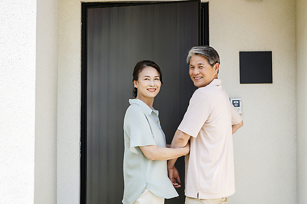 포토 JPG 주간 여자 할아버지 노년 남자 행복 할머니 가족 미소 웃음 상반신 야외 두명 옆모습 실버라이프 팔짱 노부부 화목 한국인 가족라이프 오픈 뒤돌아보기 60대 현관문 노인만 국내포토 자연요소 라이프스타일 부부 감정 뷰포인트 컨셉 관계 모션 표정 사람 동양인 성인 문 성인만 파일형식