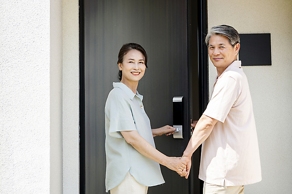 포토 JPG 주간 여자 할아버지 노년 남자 행복 할머니 가족 미소 상반신 야외 두명 옆모습 실버라이프 손잡기 노부부 화목 한국인 가족라이프 오픈 뒤돌아보기 60대 현관문 노인만 국내포토 자연요소 라이프스타일 부부 감정 뷰포인트 컨셉 관계 모션 표정 사람 동양인 성인 문 성인만 파일형식