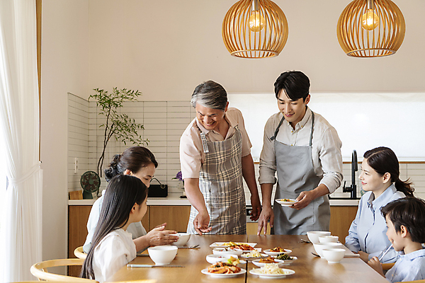 포토 JPG 여자 할아버지 노년 남자 딸 행복 아들 할머니 어린이 가족 식탁 엄마 손자 손녀 실내 미소 들기 소녀 소년 여러명 상반신 성인 앞모습 옆모습 10대 30대 식사 앞치마 화목 한국인 가족라이프 아빠 60대 상차리기 식사준비 국내포토 라이프스타일 감정 뷰포인트 다수 컨셉 관계 모션 청소년 탁자 표정 사람 동양인 내부 장년 손주 준비 파일형식