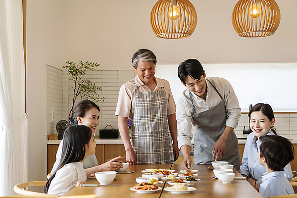 포토 JPG 여자 할아버지 노년 남자 딸 행복 아들 할머니 어린이 가족 식탁 엄마 손자 손녀 실내 미소 소녀 소년 여러명 상반신 성인 앞모습 옆모습 10대 30대 식사 앞치마 화목 한국인 잡기 가족라이프 아빠 60대 상차리기 식사준비 국내포토 라이프스타일 감정 뷰포인트 다수 컨셉 관계 모션 청소년 탁자 표정 사람 동양인 내부 장년 손주 준비 파일형식