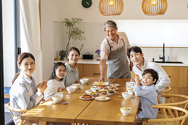 포토 JPG 응시 여자 할아버지 노년 남자 딸 행복 아들 할머니 어린이 가족 식탁 손자 손녀 실내 미소 들기 앉기 소녀 소년 여러명 상반신 성인 앞모습 옆모습 10대 30대 식사 앞치마 화목 한국인 가족라이프 아빠 60대 박수 상차리기 식사준비 국내포토 라이프스타일 시선 감정 뷰포인트 다수 컨셉 관계 모션 청소년 탁자 표정 사람 동양인 손짓 내부 장년 손주 준비 파일형식