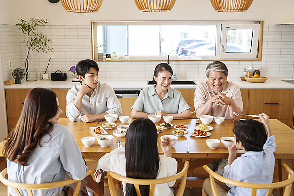 포토 JPG 응시 여자 할아버지 노년 남자 딸 행복 아들 할머니 어린이 가족 식탁 엄마 손자 손녀 실내 대화 미소 앉기 소녀 소년 여러명 상반신 성인 앞모습 뒷모습 10대 30대 식사 턱괴기 화목 한국인 가족라이프 아빠 60대 먹기 손모으기 소통 국내포토 라이프스타일 시선 감정 뷰포인트 다수 컨셉 관계 모션 청소년 탁자 표정 말하기 사람 동양인 손짓 내부 장년 손주 파일형식