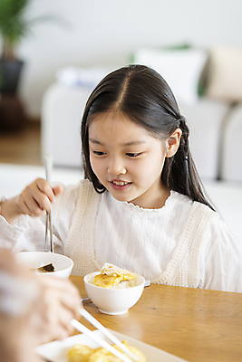 포토 JPG 응시 여자 어린이라이프 어린이 젓가락 실내 한명 미소 들기 소녀 상반신 앞모습 옆모습 아웃포커스 10대 식사 한국인 소프트포커스 젓가락질 소녀한명만 국내포토 1 라이프스타일 시선 뷰포인트 모션 청소년 촬영기법 수저 표정 사람 동양인 손짓 내부 여자한명만 소녀만 파일형식