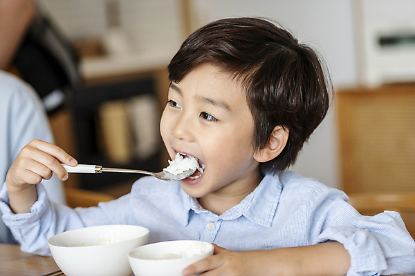 포토 JPG 남자 어린이라이프 어린이 밥 실내 입벌림 한명 들기 소년 상반신 옆모습 아웃포커스 숟가락 식사 한국인 먹기 소년한명만 국내포토 1 라이프스타일 음식 뷰포인트 모션 촬영기법 수저 표정 사람 동양인 내부 남자한명만 소년만 파일형식