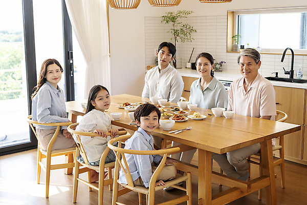 포토 JPG 전신 응시 여자 할아버지 노년 남자 딸 행복 아들 할머니 어린이 가족 식탁 엄마 손자 손녀 실내 미소 앉기 소녀 소년 여러명 상반신 성인 옆모습 10대 30대 식사 화목 한국인 가족라이프 뒤돌아보기 아빠 60대 국내포토 라이프스타일 시선 감정 뷰포인트 다수 컨셉 관계 모션 청소년 탁자 표정 사람 동양인 내부 장년 손주 파일형식