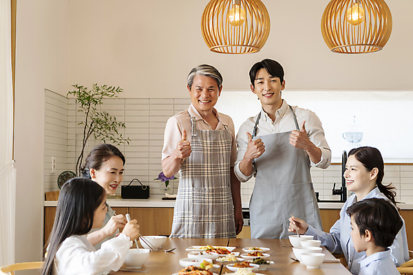 포토 JPG 여자 할아버지 노년 남자 딸 행복 아들 할머니 어린이 가족 식탁 엄마 손자 손녀 실내 미소 들기 소녀 소년 여러명 상반신 성인 앞모습 옆모습 10대 30대 식사 앞치마 화목 한국인 가족라이프 최고 아빠 60대 따봉 국내포토 라이프스타일 감정 뷰포인트 다수 컨셉 관계 모션 청소년 탁자 표정 사람 동양인 내부 장년 손주 파일형식