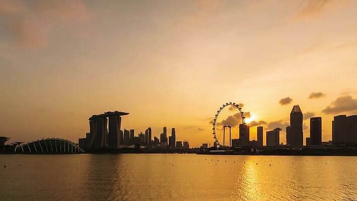 아시아 건축양식 풍경 사람없음 건물 도시풍경 태양 항구 고층빌딩 일몰 야간 싱가폴 랜드마크 4K 타임랩스 MP4 해외동영상 클립영상 자연요소 건축물 건축 나라 교통시설 촬영기법 빌딩 노을 도시 동영상 파일형식