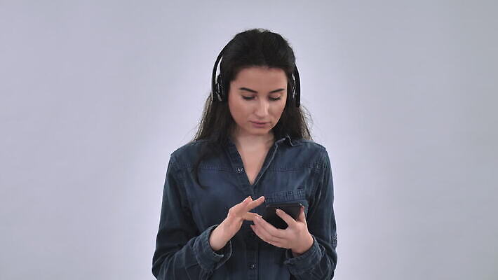 백인 라이프스타일 여자 행복 음악 이어폰 백그라운드 이동 인터넷 통신 모션 표면 기술 실내 한명 20대 스마트폰 알약 스크린 헤드폰 듣기 터치 공구 춤 연결 무선전화기 즐거움 와이파이 온라인 패드 소셜 터치스크린 밀레니얼 4K MOV 해외동영상 클립영상 서양인 1 감정 음향기기 컨셉 문화예술 사람 청년 내부 생활 경제 핸드폰 스마트기기 약 도구 전화기 무선인터넷 동영상 파일형식