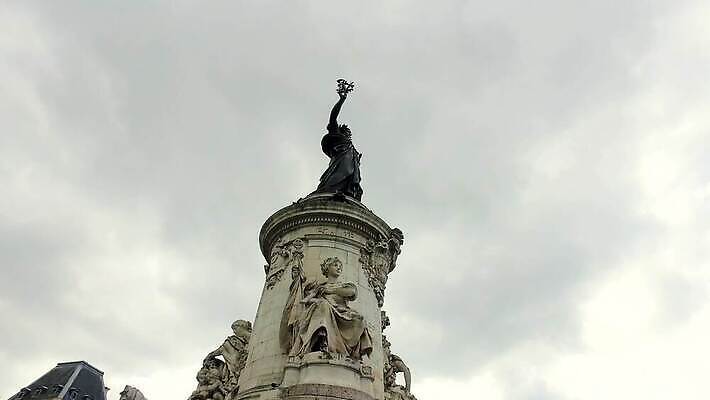 손 유럽 얼굴 조각 여행 의자 하늘 사람없음 야외 조각상 검은색 자유 프랑스 바위 나뭇가지 잡기 조직 민주주의 청동 팔 천연기념물 혁명 공화국 옛날 우화 평등 파리(프랑스) 개조 4K MP4 해외동영상 클립영상 나무 나라 컬러 가구 컨셉 모션 신체부위 조형물 돌_바위 동영상 파일형식