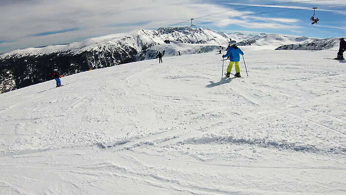 계절 유럽 어린이 스포츠 여행 포즈 겨울 교실 휴가 스키 산 사람 경사 야외 얼음 추위 흰색 신선 정상 위험 작음 시원함 언덕 속도 리프트 스키선수 추적 아마추어 특별함 1인칭시점 4K 반스코 MOV 해외동영상 클립영상 자연요소 시선 교육 나라 컬러 컨셉 학교 모션 겨울스포츠 운동선수 크기 동영상 불가리아 파일형식