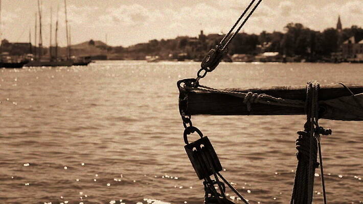 밧줄 바다 여행 요트 바람 항해 사람없음 야외 목재 물 파란색 햇빛 태양 반사 항구 블록 장비 수확 골동품 보트 갑판 함선 돛대 도르래 스톡홀름 옛날 MOV 해외동영상 클립영상 자연요소 나무 줄 컬러 농업 배_교통 재료 교통시설 날씨 동영상 파일형식