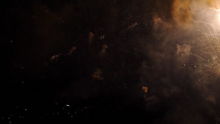 기념일 여행 백그라운드 하늘 불 휴가 불꽃 기념 폭죽 불꽃놀이 이벤트 사람없음 빨간색 물 빛 강 컬러풀 파티 축제 기쁨 축하 도시 야간 저녁 쇼 경례 스카이라인 광 크리스마스이브 4K MOV 해외동영상 클립영상 자연요소 감정 컬러 컨셉 크리스마스 놀이 인사 밤 동영상 파일형식
