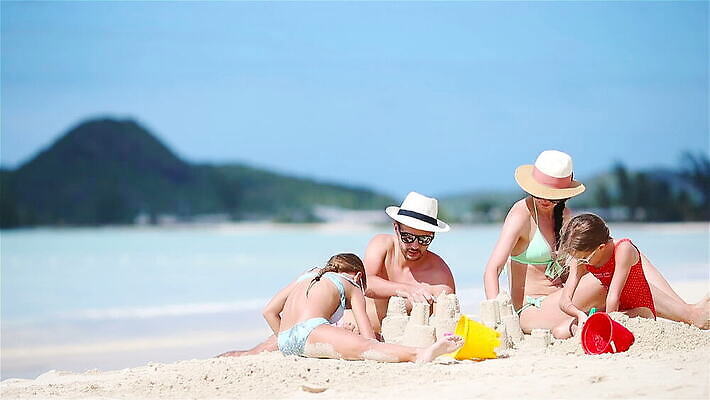 백인 라이프스타일 수영복 딸 행복 어린이 바다 장난 가족 엄마 휴가 함께함 사람 여러명 해변 야외 장난감 기쁨 아빠 삽 모래놀이 MOV 해외동영상 클립영상 서양인 옷 감정 모래 다수 컨셉 관계 놀이 생활 동영상 파일형식