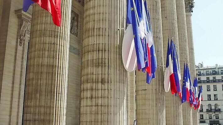 외관 유럽 문화 여행 건축양식 하늘 풍경 사람없음 건물 파란색 도시풍경 프랑스 골동품 바위 깃발 무덤 기둥 도시 사찰 역사 클래식 심볼 타운 천연기념물 프랑스어 구역 랜드마크 옛날 파리(프랑스) MP4 해외동영상 클립영상 문자 건축물 건축 나라 컬러 컨셉 종교건축 돌_바위 동영상 파일형식