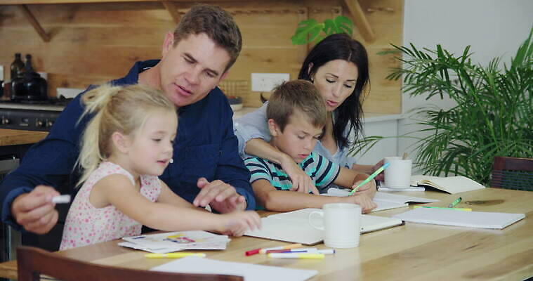 여자 교육 남자 딸 아들 초등학생 어린이 40대 중년 가구 지도 생각 가정 가족 아프리카 탁자 엄마 함께함 실내 앉기 소년 여러명 책 학습 부모 머그컵 마시기 도움 아빠 남아프리카 케이프타운 헬프 4K MOV 해외동영상 클립영상 학생 나라 생활용품 다수 컨셉 관계 모션 사람 성인 내부 컵 동영상 남아프리카공화국 파일형식