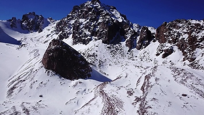 여행 겨울 자연 하늘 바람 스키 산 안테나 파노라마 풍경 사람없음 야외 파란색 태양 냉동 얼음 침묵 추위 광선 흰색 정상 위험 고도 산등성이 빙하 알프스 암초 내추럴 드론 웅장함 절정 카자흐스탄 눈내림 4K 알마티 MP4 해외동영상 클립영상 자연요소 계절 유럽 아시아 컬러 컨셉 통신 날씨 겨울스포츠 촬영기법 소리 눈 생태계 동영상 파일형식