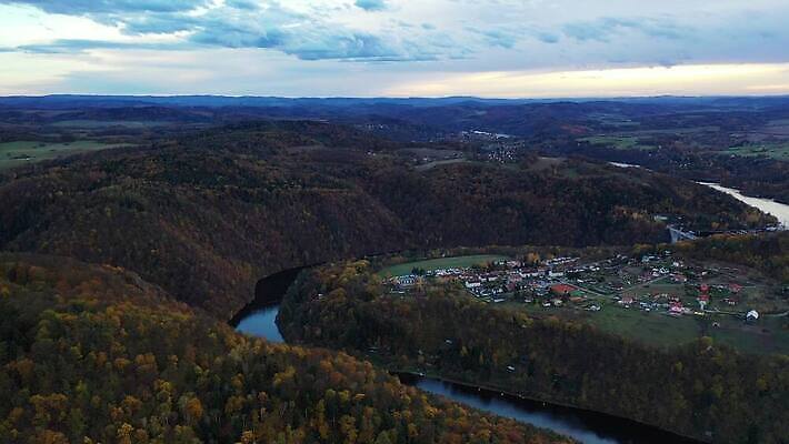 모양 나무 유럽 컬러 여행 곡선 자연 안테나 파노라마 숙이기 사람없음 야외 초록색 물 강 컬러풀 계곡 일몰 놀람 시골 숲 체코 프라하 내추럴 공화국 드론 보헤미아 조감도 편자 4K MP4 해외동영상 클립영상 자연요소 식물 감정 나라 선 포즈 통신 촬영기법 표정 노을 생태계 동영상 말발굽 파일형식