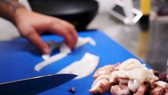 접시 남자 음식 채소 불 새우 어류 요리 사람 주방 요식업 식당 요리사 식사 저녁식사 중국 샐러드 신선 맛 그릴 바비큐 해산물 준비 점심식사 맛있는 4K MOV 해외동영상 클립영상 자연요소 직업 식기 산업 아시아 컨셉 주방용품 갑각류 상점 수중동물 동영상 파일형식