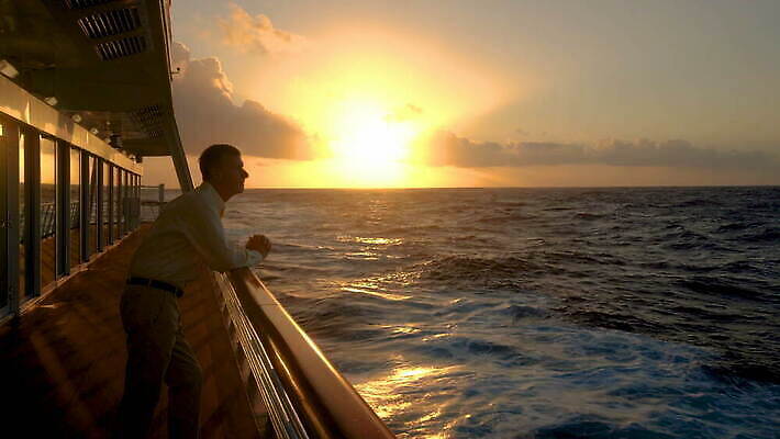 백인 라이프스타일 응시 남자 바다 여행 휴가 항해 한명 사람 성인 야외 일몰 저녁 크루즈 갑판 혼자 4K MOV 해외동영상 클립영상 서양인 1 시선 배_교통 생활 노을 야간 동영상 파일형식