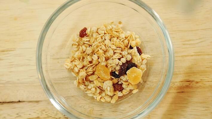 음식 농업 다이어트 건강 요리 사람없음 주방 가을 사발 붓기 닫기 아침식사 낟알 내추럴 뮤즐리 비건 4K MOV 해외동영상 슬로모션 클립영상 계절 산업 모션 촬영기법 식사 사기그릇 동영상 채식주의자 파일형식